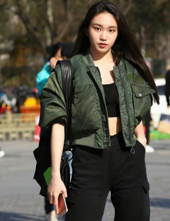  气质■街拍：肌若凝脂的美女，一件白色的连衣裙外搭白色外套，时尚气质