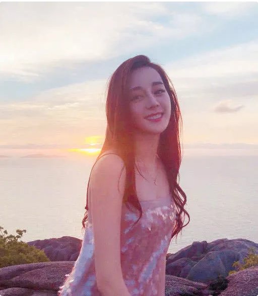 热巴越来越大胆，裙子越穿越短，坐下来的瞬间让人心跳加速