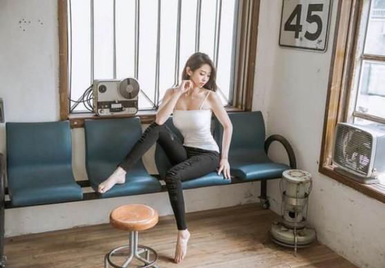 丰腴高挑气质美女，紧身裤更有女人味！