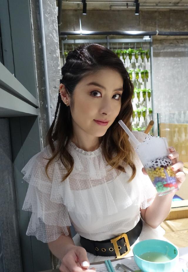 45岁陈慧琳亮相活动，身穿白色蛋糕裙来显嫩，却被鞋子毁了造型