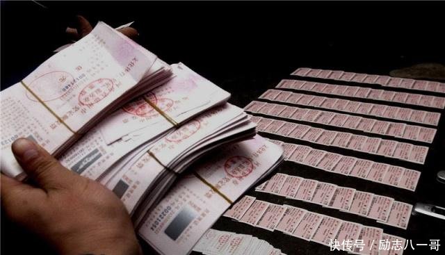 坐高铁时，为何网上已经没票，但高铁上却有很多空位乘务告诉你