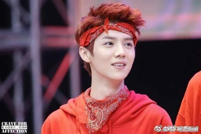 小鬼双马尾驯鹿造型，朱正廷吸血鬼眼妆，范丞丞爱心发型！