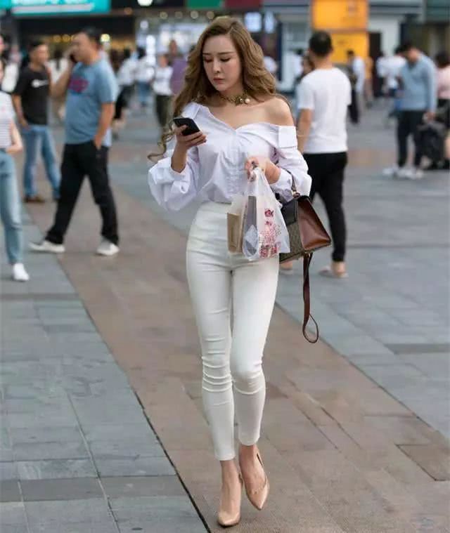 街拍，小姐姐把热裤穿出了个性，饱满一定赚足了回头率！