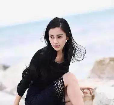 女明星穿高跟鞋,徐璐像在踩高跷,佟丽娅鞋跟都断了还在撑!