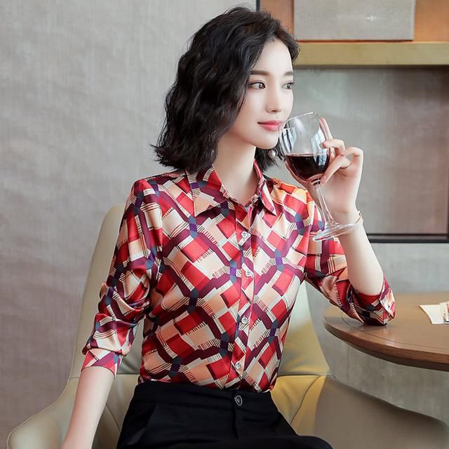 中秋聚会别穿太随意,婆婆穿这种秋衫,遮肉显瘦有气质,家人都夸