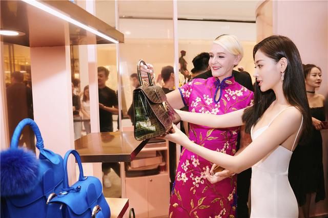 张天爱白色礼裙出席活动 大气优雅尽显贵族风范