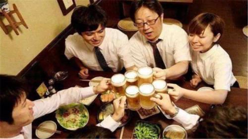 韩国人从中国回去后，向朋友哭诉：千万不要相信中国人说不会喝酒