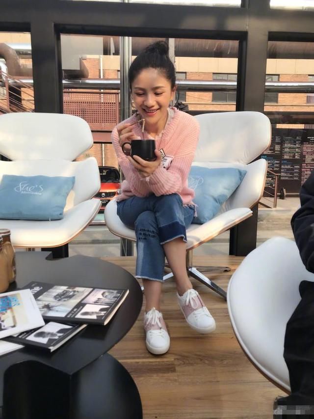 胡可身机场，42岁依然美艳，网友:还好安吉没遗传他爸!