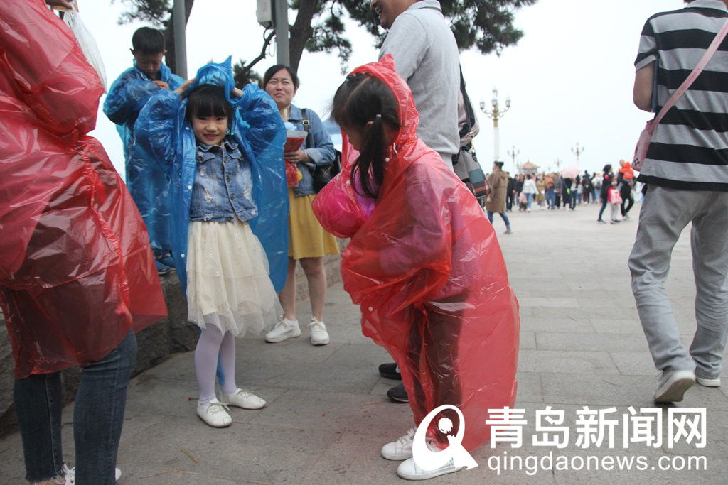 冷空气 9级大风驾到！游人兴致满满，顶风冒雨游栈桥