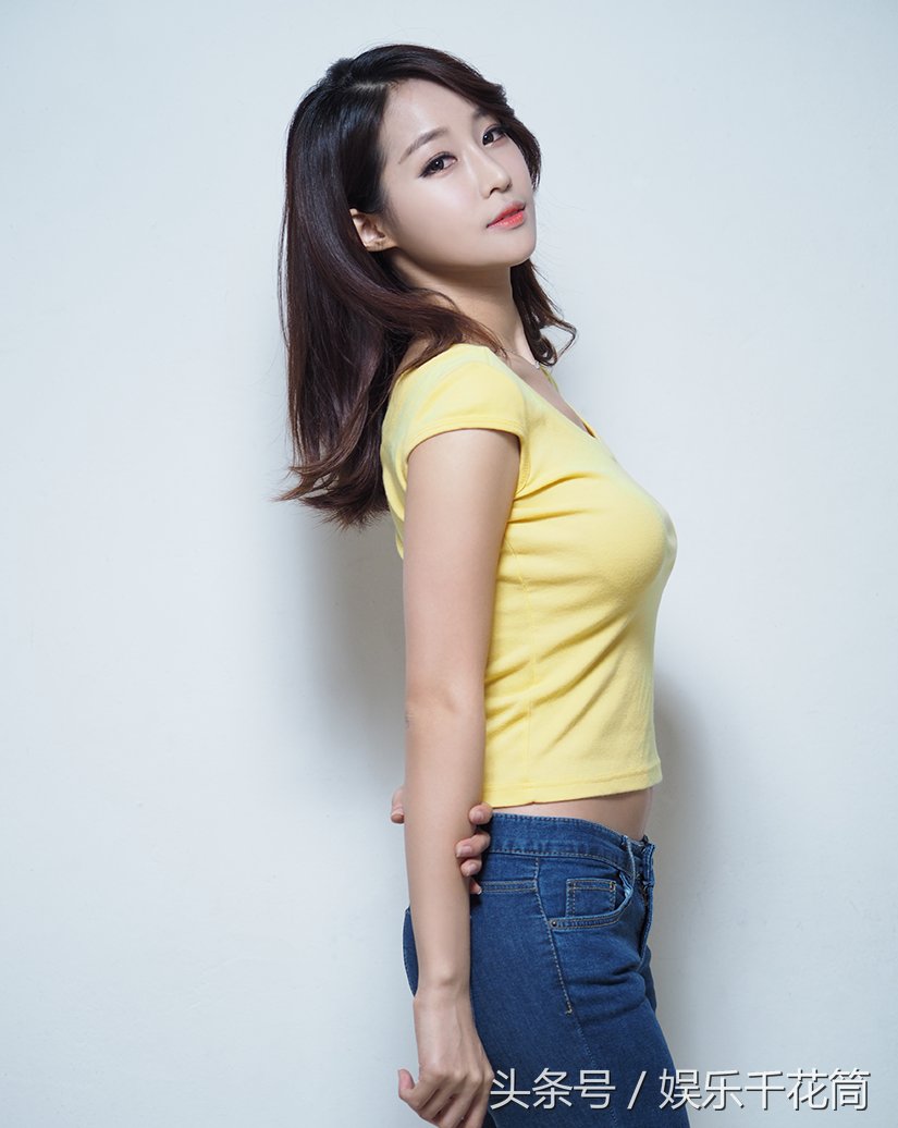 模特变身小黄人很清纯可爱,红色高跟鞋时尚漂亮