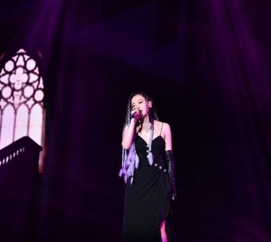 张靓颖太狠了！演唱会上演黑色诱惑，网友看得脸红了