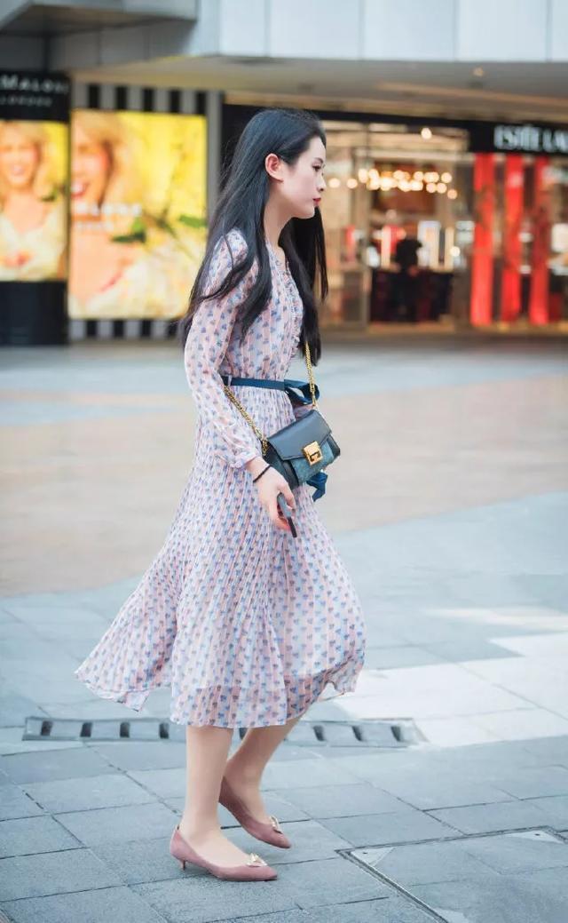  『长裙』街拍：长发美女，身穿吊带长裙，经典中透着时尚感