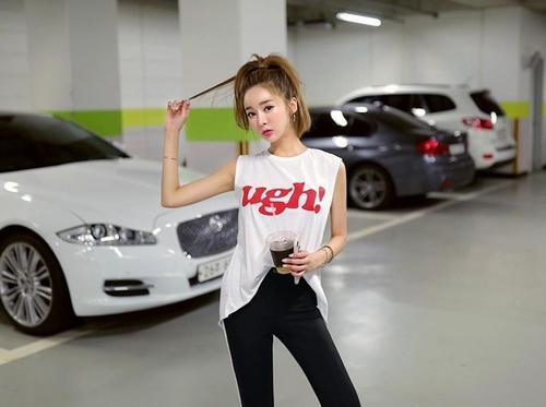 清新韩国美女车库内拍时尚写真，身材曼妙休闲活力十足！