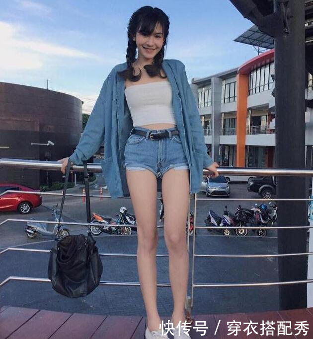 凹凸有致的牛仔短裤裤美女，秀出完美腿型，回头率十足！