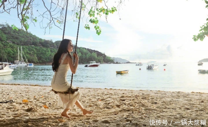 当94斤热巴撞衫86斤唐嫣，同穿白色连衣裙，丰满比干瘦美多了