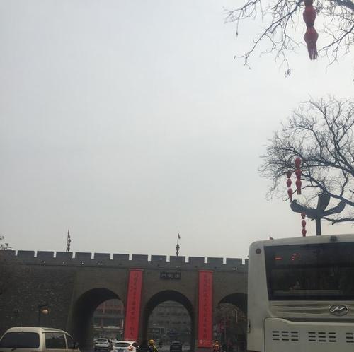 抖火“安定门”的西安女孩，抖友组团来“堵”她，只为目睹真容！