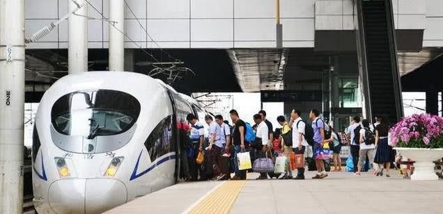             中国高铁每年亏损上万亿，为何依旧不断修建？看完就