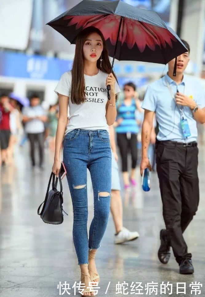  『美女』美女搭配高跟鞋，让自己显得更加的美丽