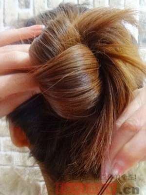 自己简单盘发技巧 扎出最时尚的盘发发型