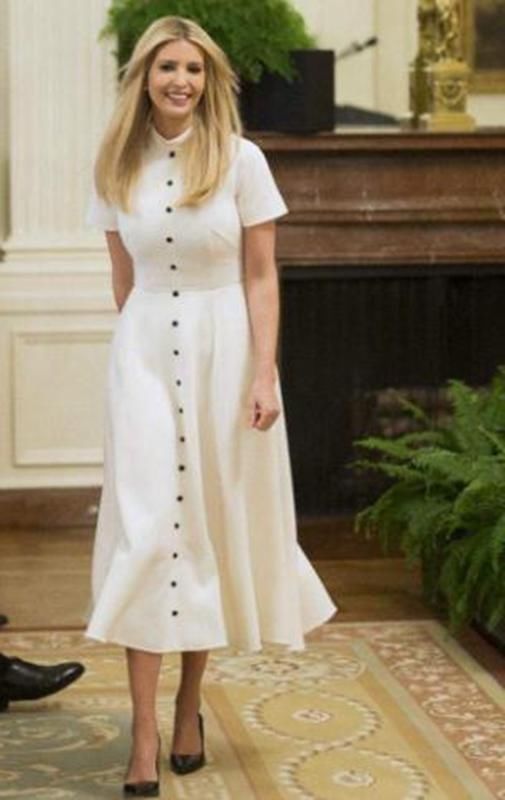 伊万卡身材傲人皮肤白皙如雪,最后一张女儿出镜可爱