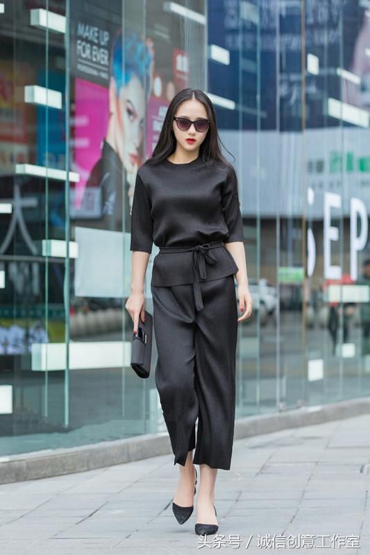 街拍 穿清凉又性感的吊带背心 将女人的妩媚尽显 回头率Hold不住