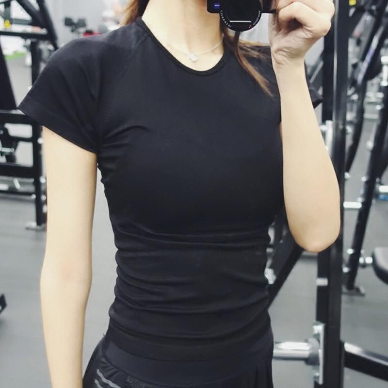 现在女人真开放，天天紧身上衣+紧身裤，凸显S型曲线，还真好看