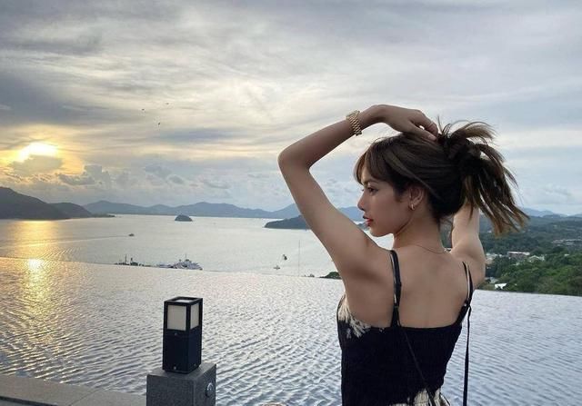  『小吊带』Lisa把吊带背心穿火了！这么搭时髦显瘦又高级，美得毫不费力