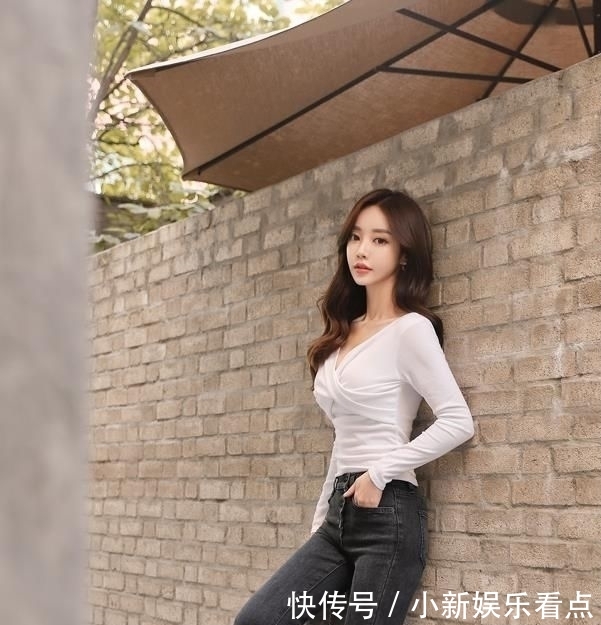 「 风采」紧身上衣展现靓丽风采, 尽显女性独特韵味,苗条性感的小姐姐,