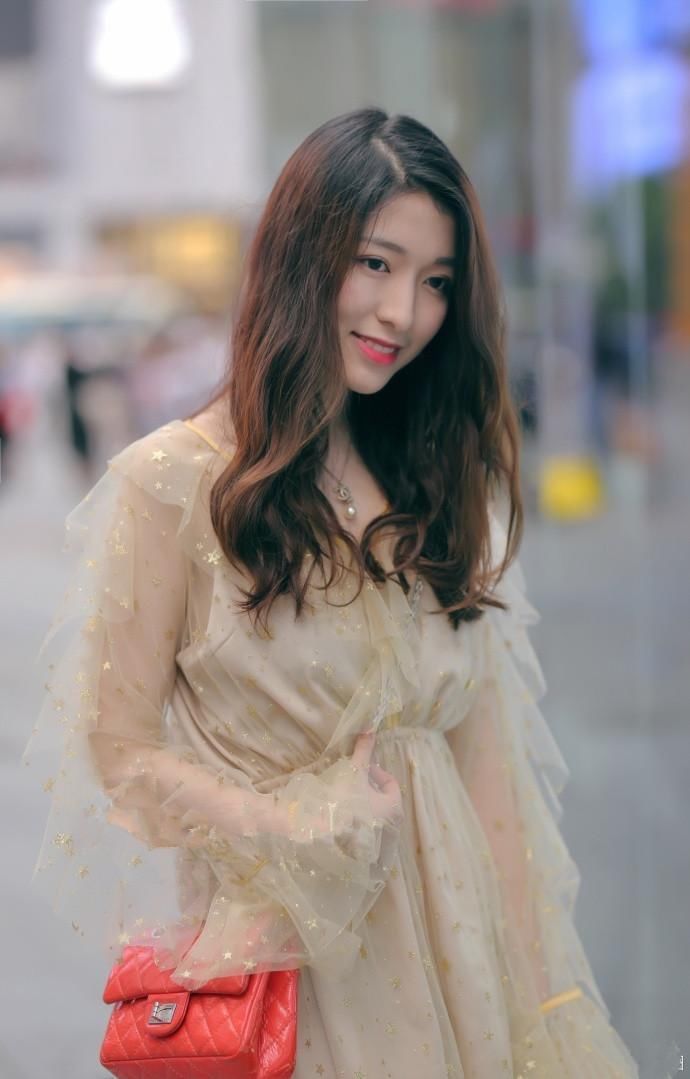 国内街拍 大长腿从人群中脱颖而出 最后小美女是靓点!