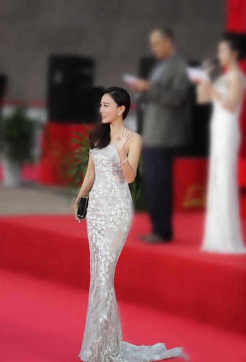 同是S型身材，热巴妩媚？柳岩却性感不过她？网友：最自然的S型