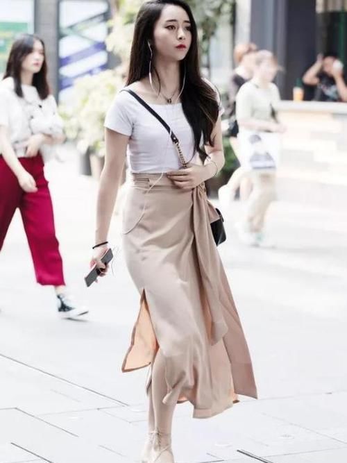  【美女】美女时尚街拍：面带笑容的美女，一件黑色上衣配黑色长裤，青春活力气息