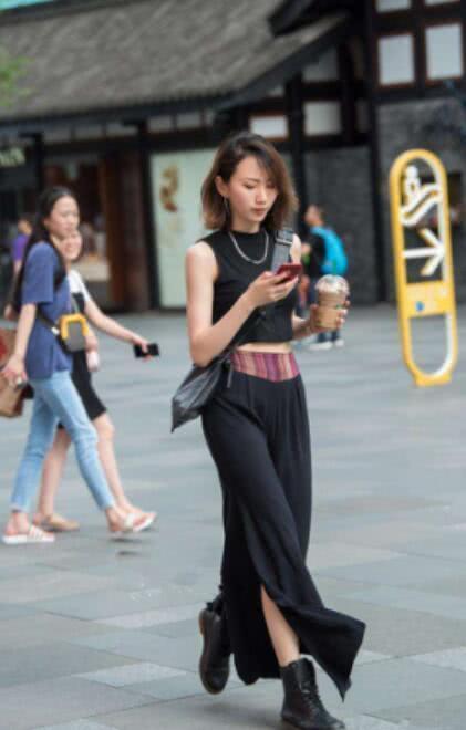 街拍：小姐姐蓝色紧身衣搭配蓝色牛仔裤，凸显迷人身姿