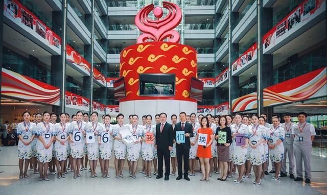 空姐们穿上青花瓷配色旗袍，海南航空首次采用旗袍作为工服