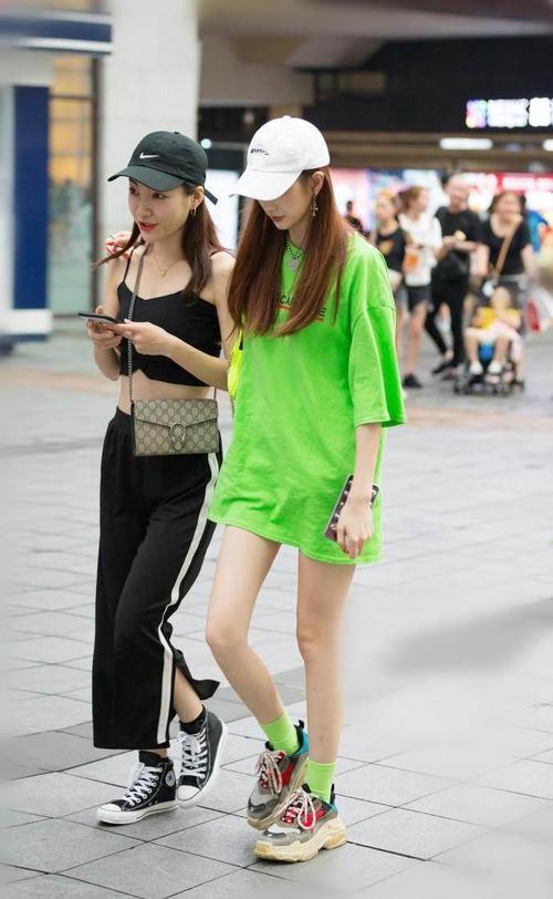 街拍:最后一张绿色衣服的小姐姐,身材真好,美腿修长白皙!