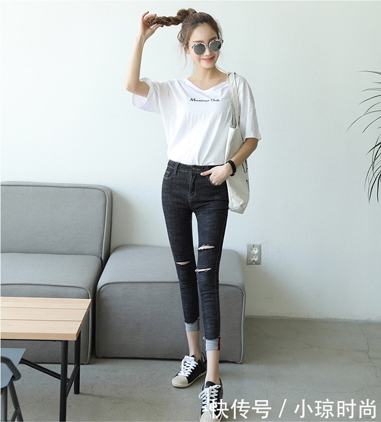 柔软透气的紧身牛仔裤，时髦精致俏丽，十分的有魅力