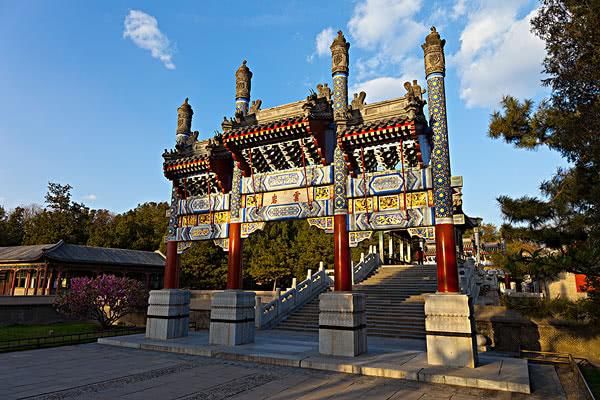 外国人来中国旅游，看到中国人争着买单，感到很疑惑