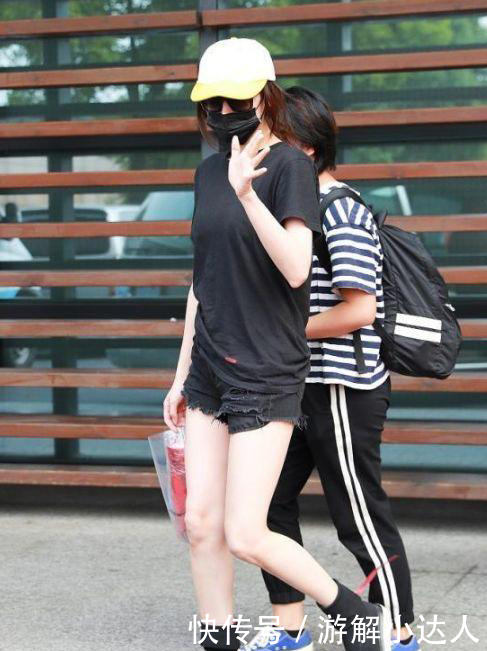 关晓彤和热巴同穿短裤，身高差五厘米，腿的差距一目了然