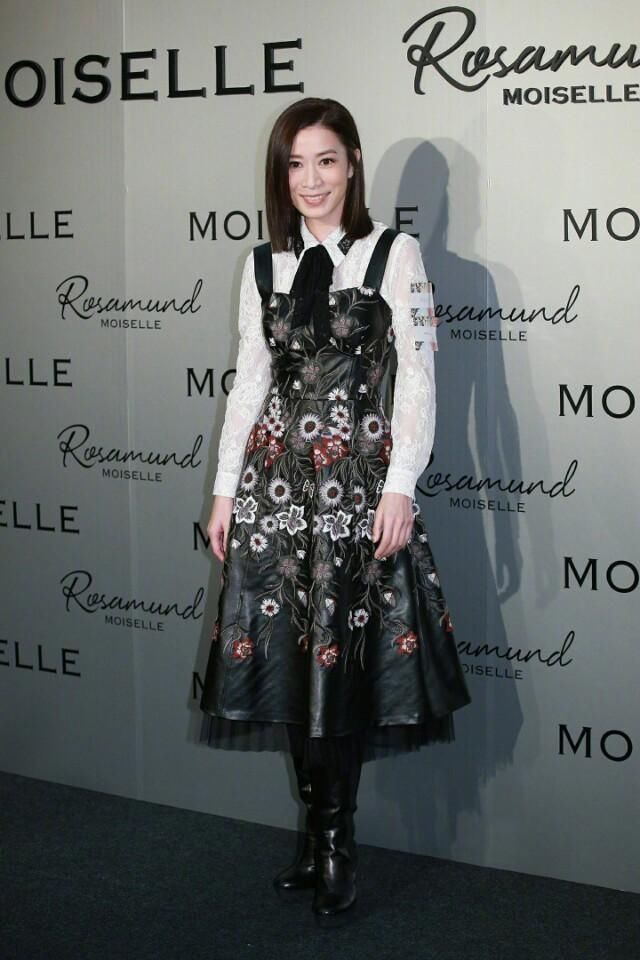 55岁关之琳同框佘诗曼，年龄差距真明显!网友:还以为是两母女呢