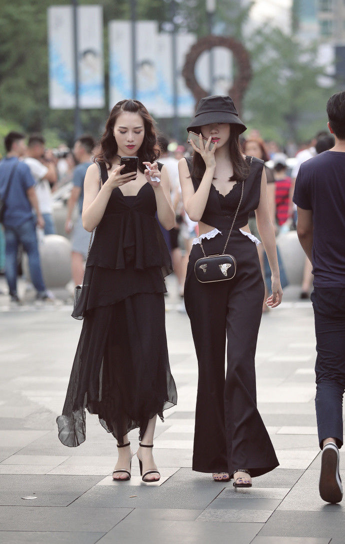成都街拍:温婉甜美的连衣裙搭配高跟凉鞋，不经意的瞬间也很美!