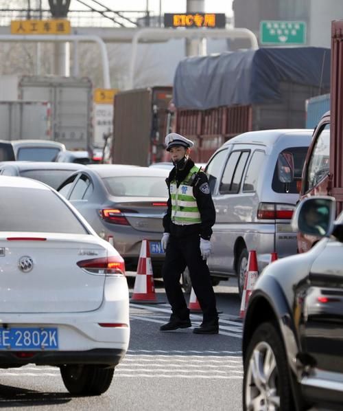  [人工车道]全国高速公路切换新系统首日：ETC收费车道通畅，人工