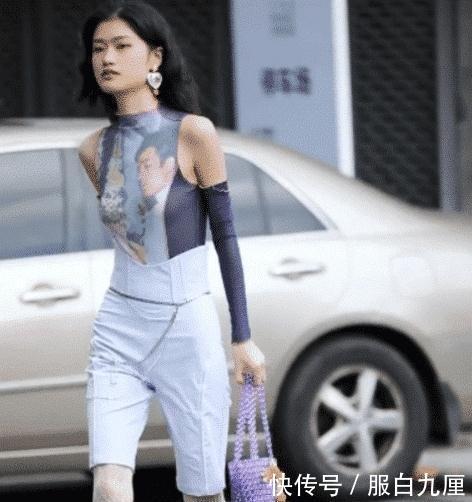 穿搭■街拍：她这衣服是画上去的吧？