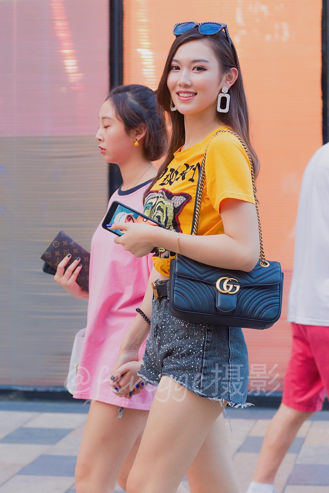 侧颜美才是真美，十张侧颜街拍中有两个女神，你发现了吗？