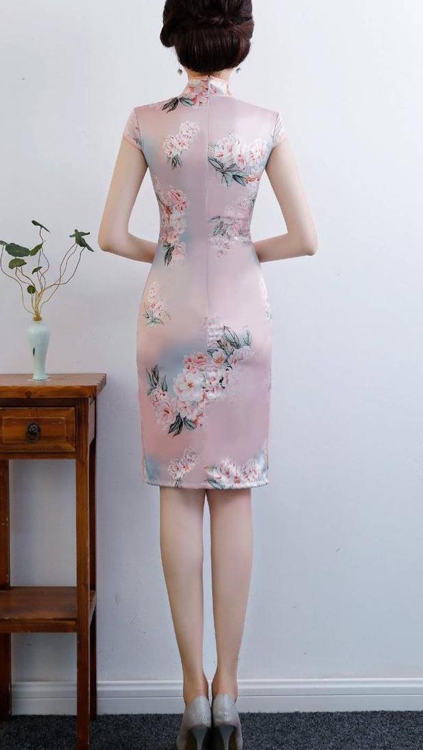 妩媚动人的是旗袍，还是美人？