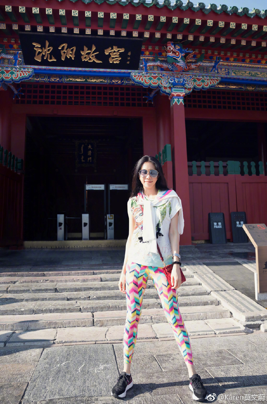 太辣眼睛了！莫文蔚花纹打底裤穿出大妈气质，网友：相信你48岁