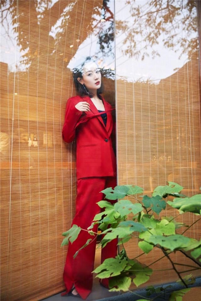 『 展现女性』穿西装美到窒息，一点不比陈数差，她被誉为优雅女神