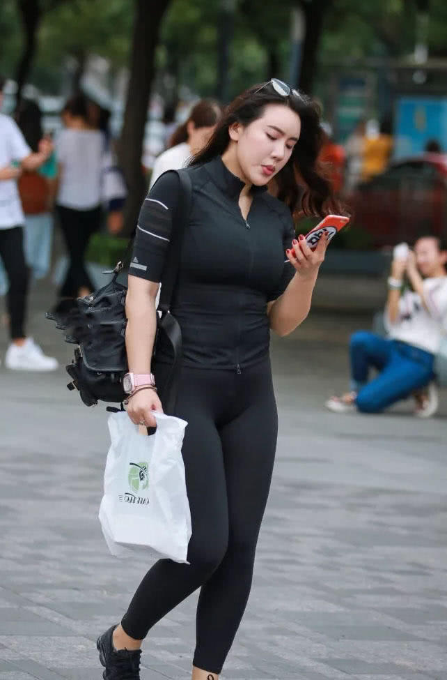 微胖小姐姐紧身装勾勒明显勒痕，紧身装下展现出来由内而外的自信