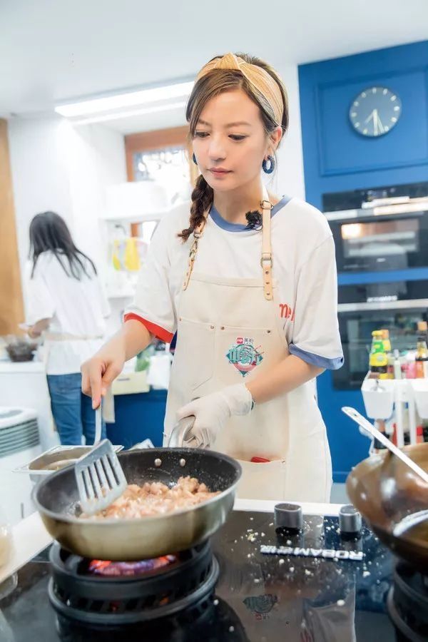 吸睛| 《中餐厅2》不止有美食，少女心配饰的神奇法则了解一下!