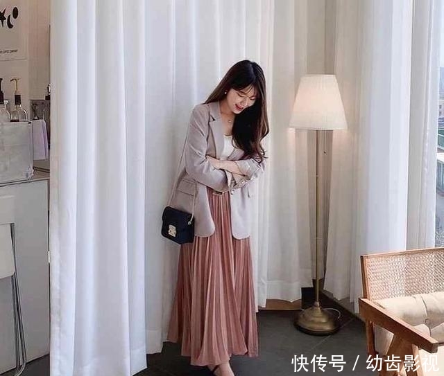 「半身裙」半身裙+短西装,今年春天这么穿,美炸了!
