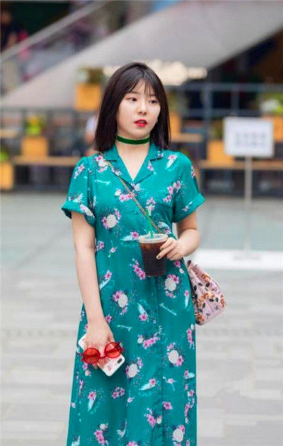 小美女|街拍:身穿白色抹胸上衣的小美女,身材高挑,一双大长腿吸睛无数