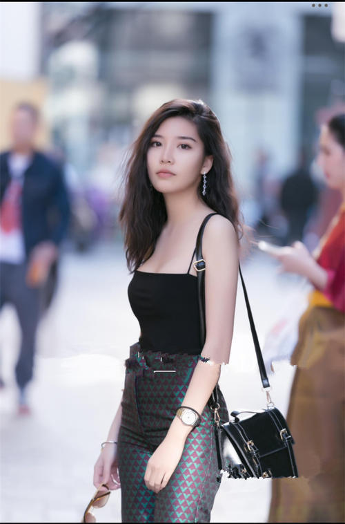 街拍：时尚性感青春靓丽的小姐姐，白皙光鲜在人群中很抢眼！